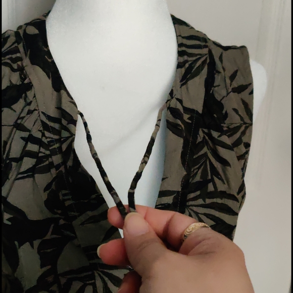 H) *💖 2/$15 or 4/$25,Floral slip on dress-- Hawaiian print dress - Picture 2 of 5